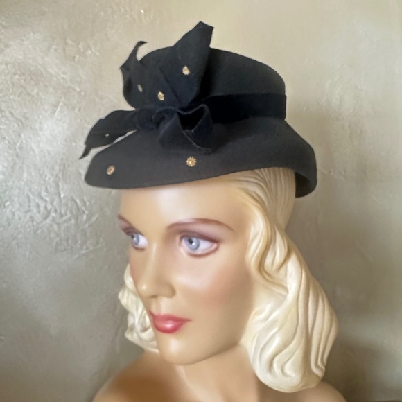 TIMELESS 1940\'s BLACK FELT TILT HAT  WITH VELOUR BAND & BOW + GOLD STUDS main image 6